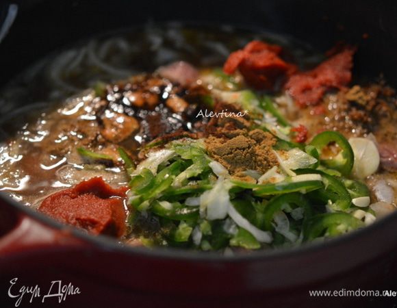 Перемешать. Довести до кипения.
Готовим на  медленном огне на плите или в духовке 180°С. Примерно 2-1/2 часа.