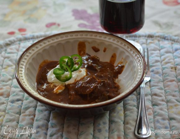 Подаем с гарниром и сметаной по желанию. Халапеньо очистить от семян, нарезать колечками. Подаем с горячим блюдом. Приятного аппетита.