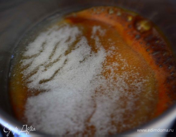 В первую очередь приготовление торта лучше начать с желейных шариков, так как они должны быть полностью заморожены.
Для начала надо замочить желатин в 24 г холодной воды.отставить для набухания. Взять сотейник влить в него яблочный сок, если не добавляете виски,тогда сока надо 200 г, нагреть его до кипения. В другой сухой сотейник всыпать 50 г сахара и поставить на огонь, постепенно он начнет темнеть, главное не мешать, а только встряхивать сотейник. Когда весь сахар растворится и станет карамельного цвета, влить горячий сок и виски, перемешать. Добавить разбухший желатин, перемешать до растворения.