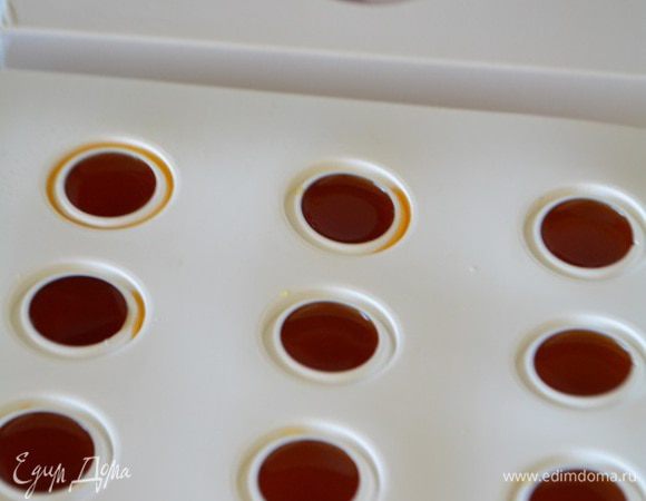 Разлить по формочкам и заморозить. Предварительно форму поставить на доску или противень, так вам удобно будет переносить.
Если у вас нет такой формы, тогда можно сделать цельным куском в торте, тогда налейте его в плоскую круглую форму диаметром 16 см.