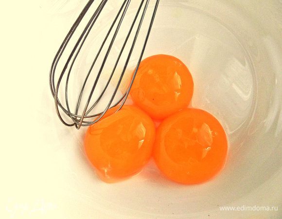 Итак, белки отделяем от желтков. Желтки взбиваем венчиком.