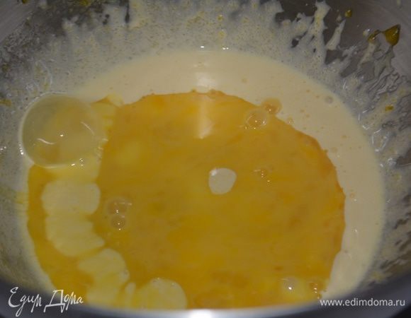 Бисквит: отделить белки от желтков. Соединить 28 г желтков и 30 г сахара. Взбить до белой пышной массы. Добавить 75 г яиц.(для этого разбейте в чашку 2 яйца, взболтайте вилочкой и те на весах нужное количество). Перемешать аккуратно.