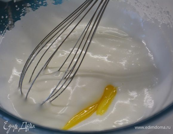 В другой миске смешать 48 г белков и 30 г сахара. Взбить до устойчивых форм пик. Добавить мед. Перемешать лопаточкой снизу вверх. Соединить обе массы: желтковую и белковую.