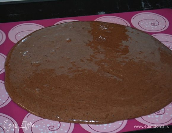 Вылить на противень выстланный пекарской бумагой или силиконовым ковриком. Запечь при температуре 200°С 3-4 минуты. Готовность проверять зубочисткой. Сухая — готово! Остудить на решетке.