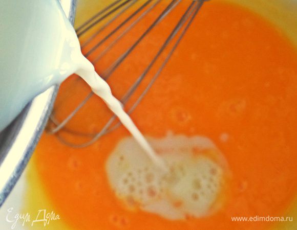 Вливаем тонкой струйкой молоко в желтки.
