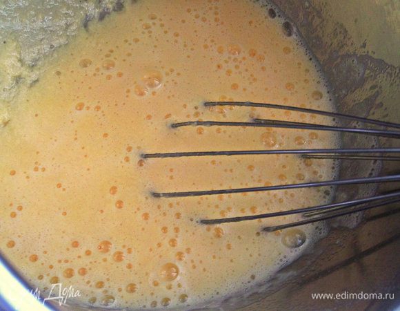 Переливаем в кастрюлю с толстым дном, нагреваем и взбиваем до загустения.