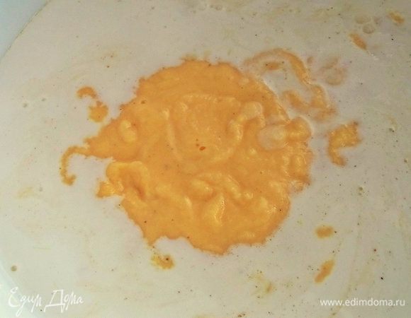 Делаем это прямо над сливками.