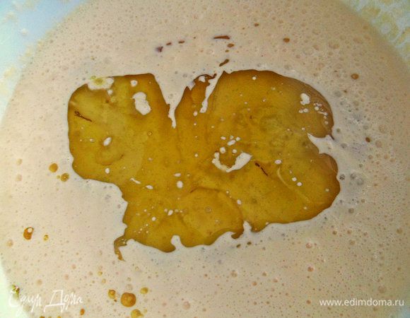 Вливаем оливковое масло без горчинки. Не бойтесь, масло не будет явно ощущаться!