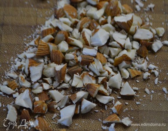 Миндальное пралине: миндаль измельчить ножом не очень мелко. Высыпать на силиконовый коврик. Если его нет, тарелку смажьте сливочным маслом.