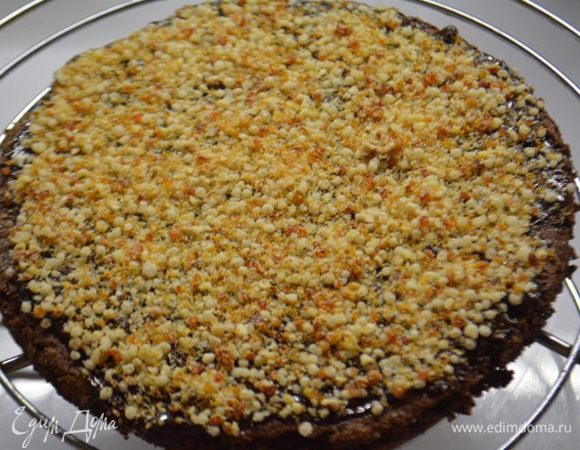 Бисквит вырезать кольцом диаметр 16 см (т.е. на 2 см меньше, чем будет форма торта). Шоколад растопить и смазать поверхность бисквита, посыпать сухим миндальным пралине.