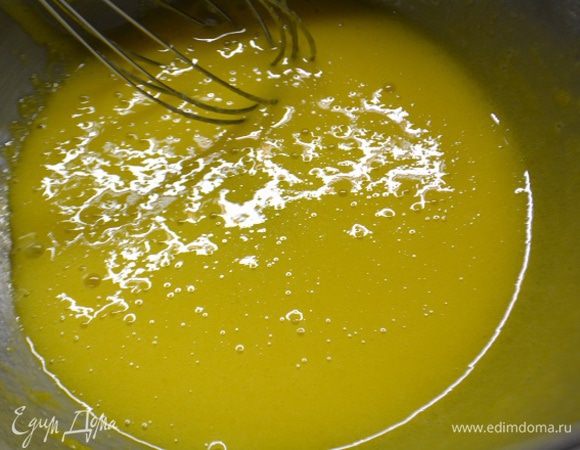 Желтки соединить с сахаром, взбить до пены.