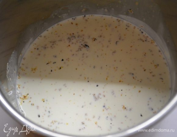 В сотейник влить 150 г сливок  и молоко, добавить боб тонка. Нагреть и ввести желтковую массу. Довести до 82-84°С и ввести желатин.