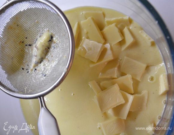 Вылить эту массу на белый шоколад. Лить через ситечко, чтобы удалить частички боба тонка. Размешать лопаточкой, как бы растирая, чтобы весь шоколад растворился. Остудить массу до 35-40°С, тем временем взбить 450 г сливок до полувзбитого состояния и ввести к основной массе. Аккуратно перемешать.