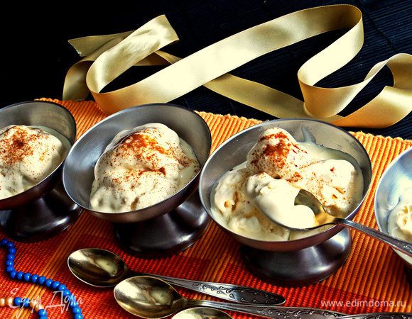 Мороженое получается с шелковистой, сливочной текстурой. Масло придает неповторимый аромат и цвет, похожий на персиковый по моим ощущениям.