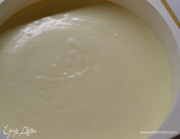 Сборка: берем форму диаметром 18 см. Наливаем в нее немного мусса и уберем в морозилку на 10 минут. Форму обязательно ставим на доску.