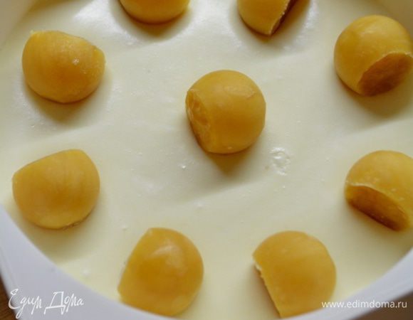 Достаем форму и выкладываем желейные шарики в виде часов. Заливаем оставшимся муссом, чтобы он покрыл полностью шарики.