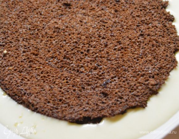 Сверху кладем бисквит, шоколадом вниз и замораживаем 10-14 часов. Я обычно на ночь замораживаю.