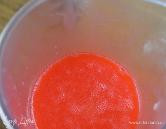 Завершающий этап — зеркальная глазурь! Как обычно замочить желатин в воде. В сотейнике смешать воду, сахар и сироп глюкозы. Ставим на огонь и греем до растворения сахара. Добавить желатин и перемешать.
Отдельно растопить шоколад до однородности, к нему добавить сгущенное молоко, перемешать и тонкой струйкой слить сироп и добавить пару капель красителя. Взбить погружным блендером, главное блендер держать вертикально и сильно не поднимать, чтобы не образовывались пузырьки. Даже если образовались, не беда! Избавимся с помощью ситечка! Лучше всего приготовить глазурь заранее и убрать в холодильник, накрыв пленкой в контакт. А на следующий день просто прогреть ее в микроволновке.