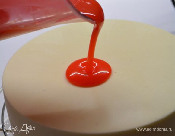 Хорошо замороженный торт достаем и ставим на решетку или перевернутую миску. Льем глазурь при температуре 29-30°С в центр.