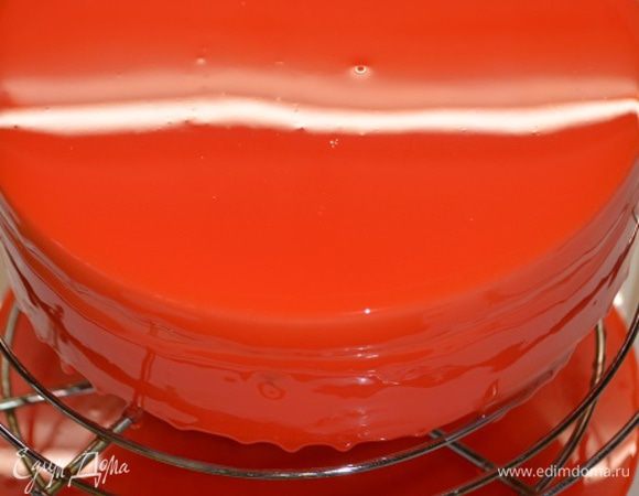 Даем стечь глазури и можно декорировать. Если образовались пузырьки на поверхности глазури, сразу проткнуть зубочисткой.