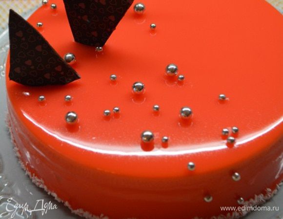 Я украсила декор-шариками, шоколадом и кокосовой стружкой.