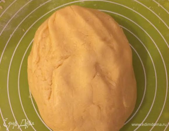 Быстро замесить тесто, завернуть в пленку и отправить в холодильник на 30 минут.