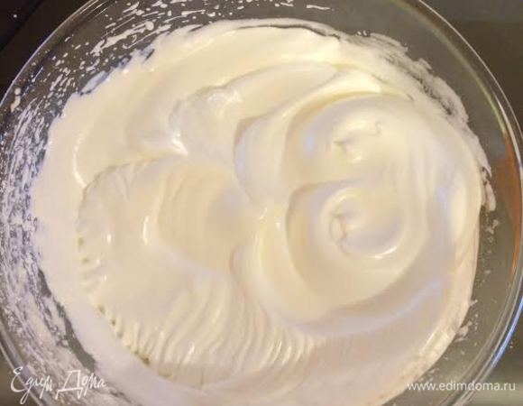 Белки взбить с сахарной пудрой до образования устойчивых пиков, в конце добавить крахмал.