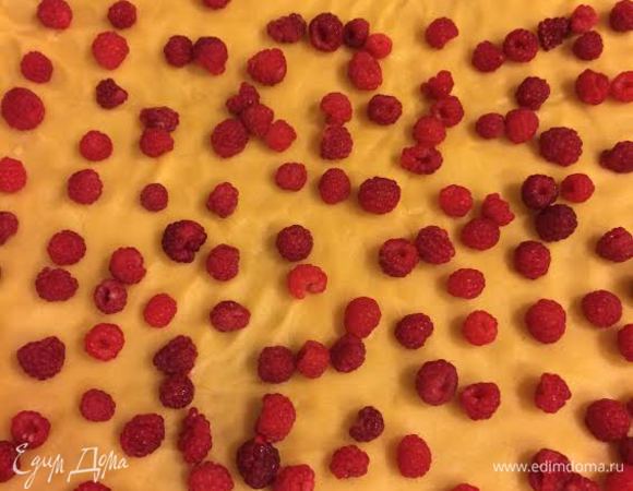 Противень достать из холодильника, выложить на корж малину.