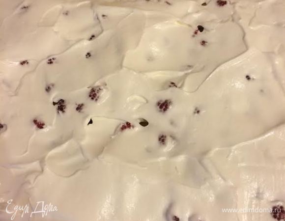 Затем аккуратно выложить белки.