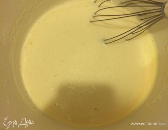 Крем: желтки,имуку, крахмал, ванильный сахар и сахар смешать венчиком. Добавить теплое молоко и еще раз хорошо перемешать.