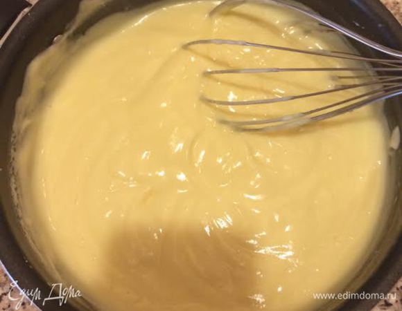 Перелить в кастрюльку и варить до загустения, постоянно помешивая. Готовый крем перелить в чистую посуду и накрыть пленкой, дать остыть.