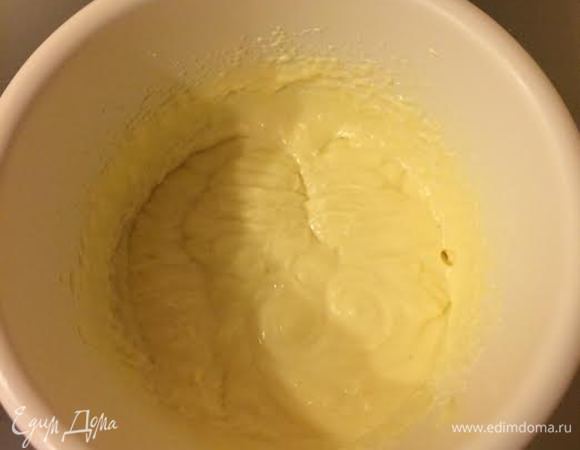 Взбить масло с кремом (масло и крем должны быть одной темперетуры).