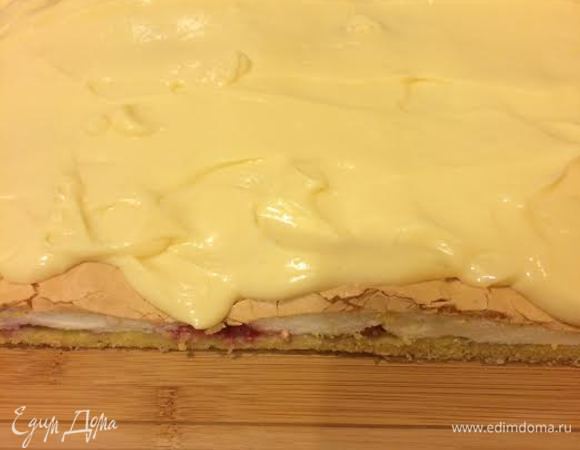 Остывший корж разрезать на 2 части. Смазать одну часть коржа кремом.