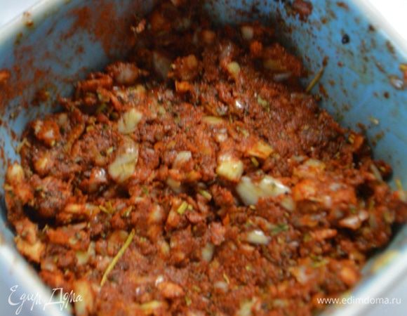 Приготовим ароматную пасту. Чеснок измельчить, сложить в ступку и посолить. Истолочь в кашицу. Добавить паприку, приправу для рыбы, масло и перемешать.