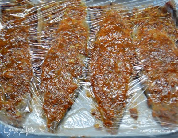 Накрыть пленкой и убрать в холодильник на 30 минут, промариноваться.