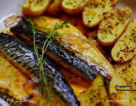 Противень застелить бумагой для выпечки, выложить на нее рыбу шкурой вверх и запечь при температуре 200°С, 20-25 минут. Я прямо в форме перевернула рыбу и запекла.
Приятного аппетита!