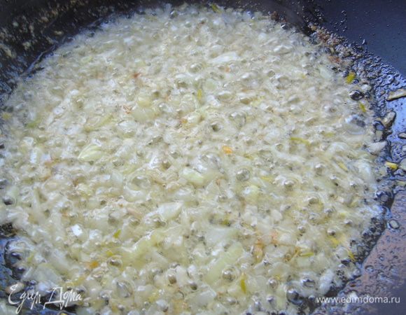 Лук, сельдерей и один зубчик чеснока мелко нарезаем и обжариваем на смеси сливочного и оливкового масла.