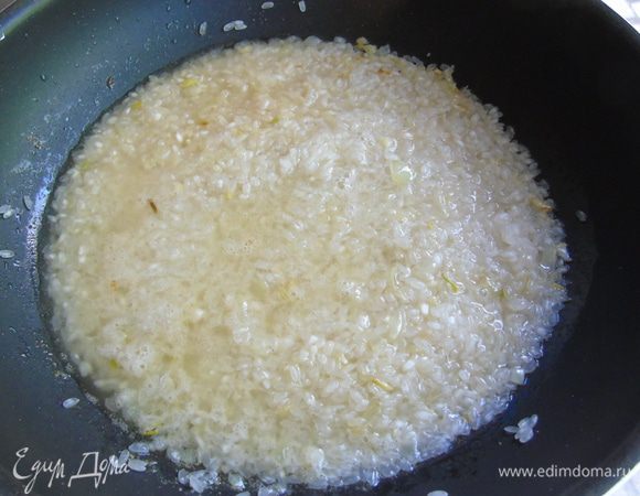 Теперь самое интересное :) засекаем 16 минут и начинаем вливать бульон, по половнику, как выпарится предыдущий вливаем следующий при этом помешивайте.