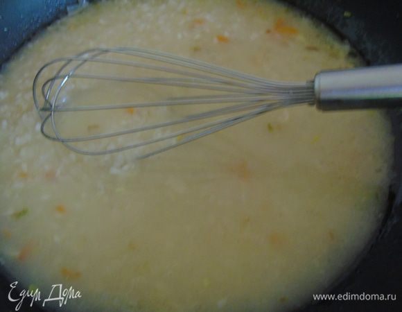 Я мешаю венчиком, как бы взбивая.