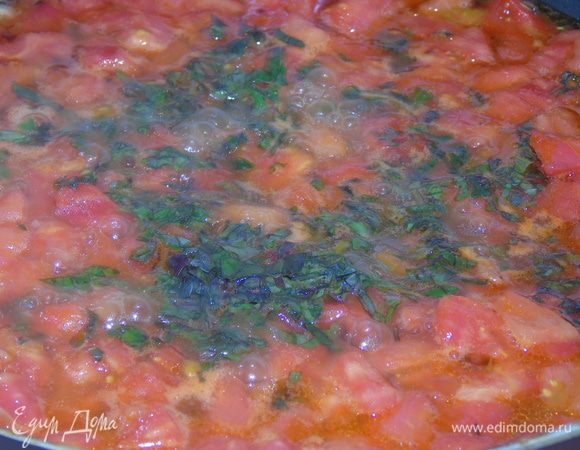 За 5 минут до готовности ризотто ставим еще одну сковороду на которой обжариваем 2-3 зубчика чеснока с мелко нарезанными стебельками базилика. Затем добавляем нарезанный кубиками помидор, солим, присыпаем сахаром (зависит от кислотности помидор) и добавляем нарезанные листики базилика.