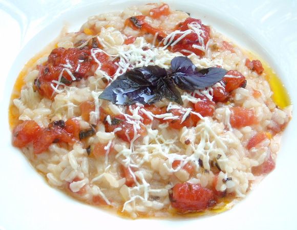 Как рис готов, прошло 16 минут :) выключаем плиту, присыпаем рис натертым пермезаном, перемешиваем, накрываем крышкой и даем постоять 2-3 минуты. Смешиваем ризотто с соусом, присыпаем по желанию еще пармезаном, я сверху присыпала овечьей брынзой.