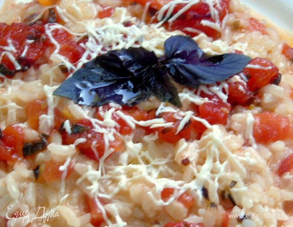 Несколько капель оливкового масла сверху, листик базилика для украшения и приятного аппетита!!!