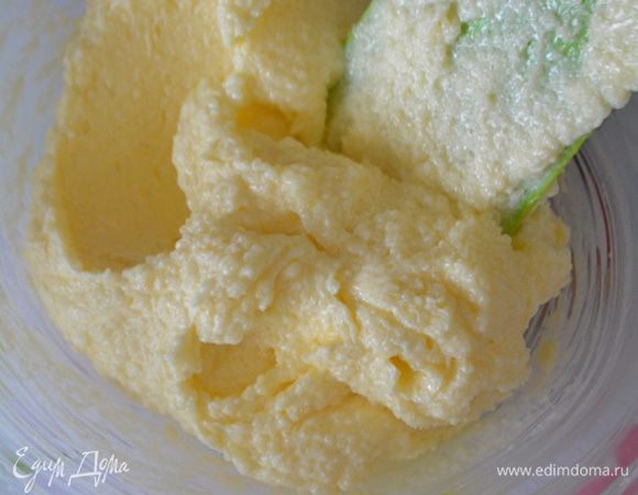 Мягкое сливочное масло растереть с сахаром.