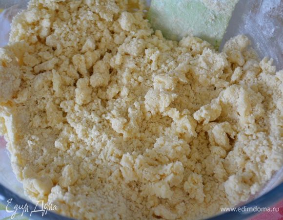 Всыпать муку с разрыхлителем и солью. Растереть массу в крошку.