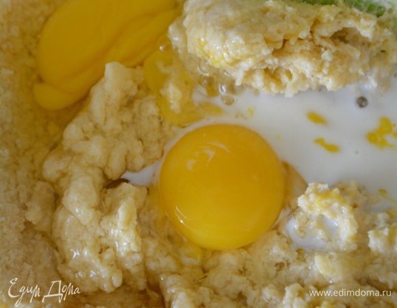 Вбить туда яйца и влить молоко. Перемешать до однородности. Удобно делать это лопаткой, как бы растираем.