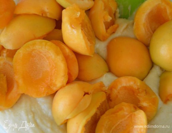 Абрикосы помыть, удалить косточки и добавить в тесто. Перемешать.