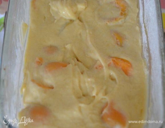 Форму смазать сливочным маслом и посыпать мукой, выложить тесто и разровнять. Выпекать при температуре 180°С, 1 час. Готовность проверять зубочисткой. Сухая — готово!