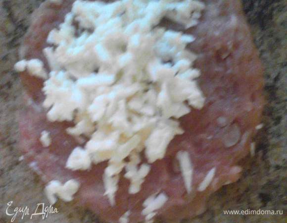 Из фарша делаем лепешку, в серединку выкладываем  сыр.