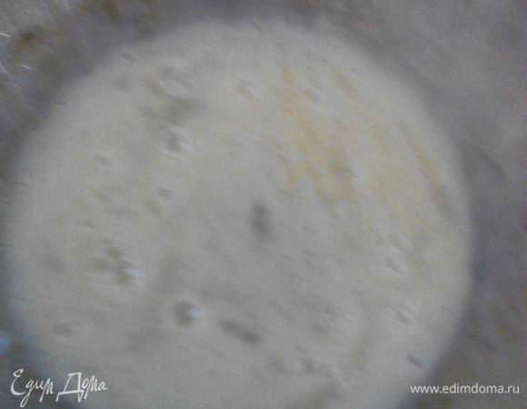 Взбиваем яйцо и немного его солим. 