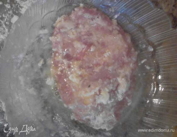 Получившуюся отбивную обмакиваем в яйцо (и немного в муку при желание).